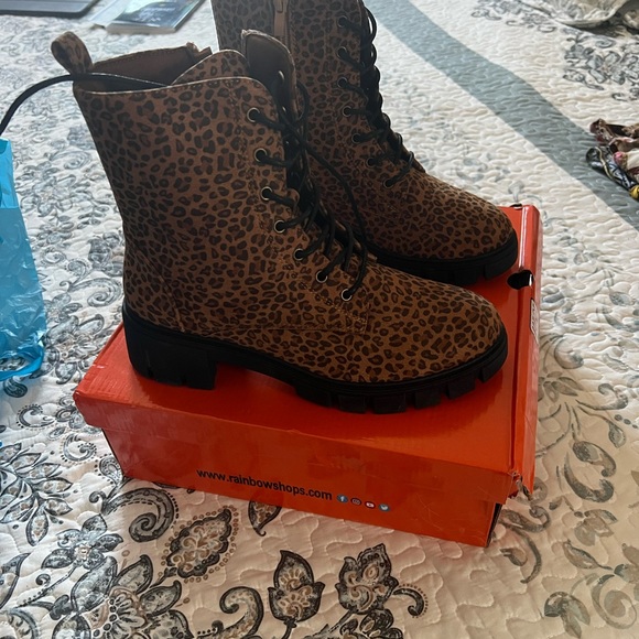 boots mjus leopard